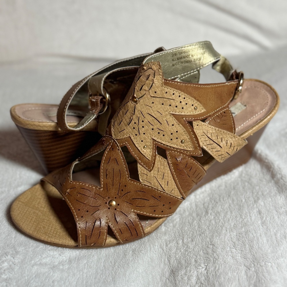 XOXO Sahara Flower Power Tan & Brown Faux Leather Wedge Sandals Women's Sz 9M